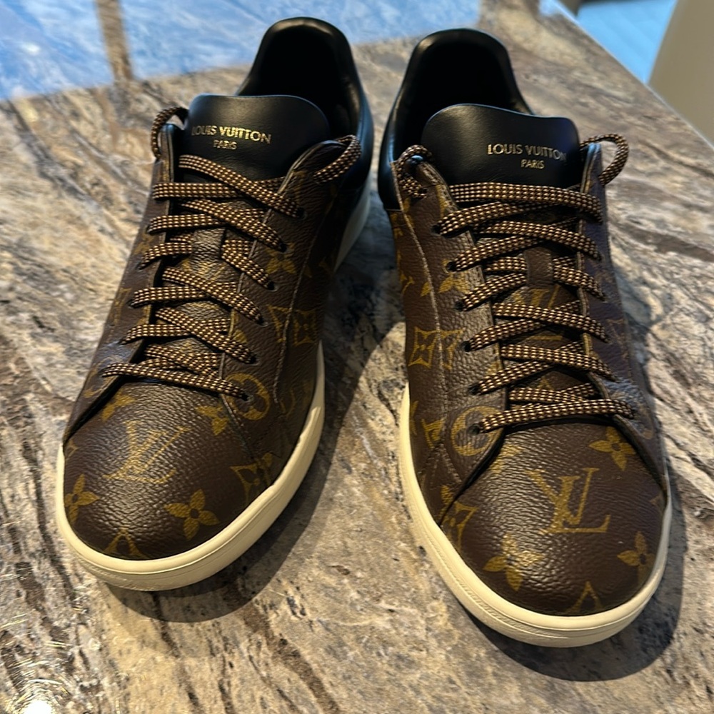 LOUIS VUITTON LUXEMBOURG SNEAKERS SIZE 7.5 in LV/8.5 USA